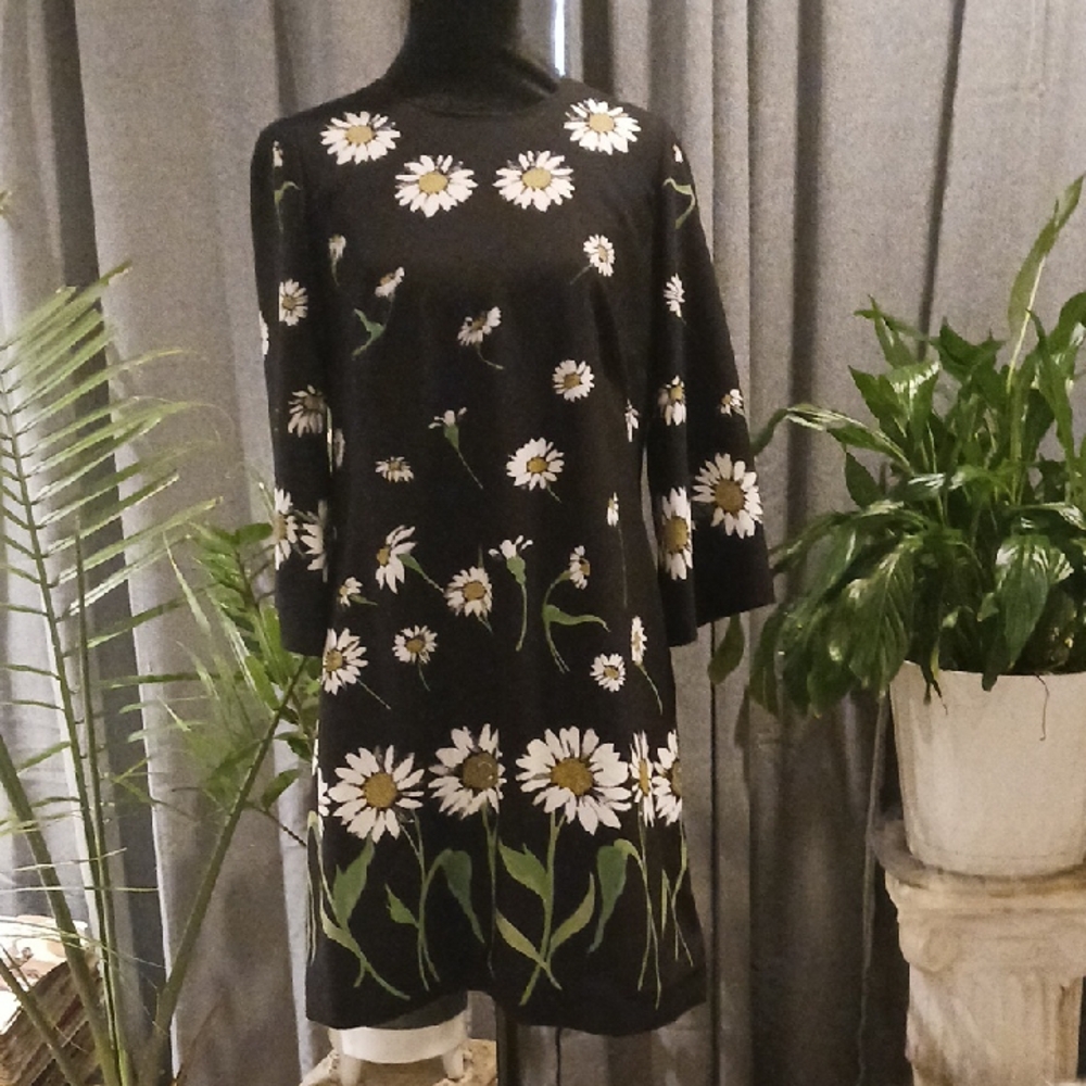 Unique black dress w a  Daisy design, dolman sleeves,  Day & Nite occassions
